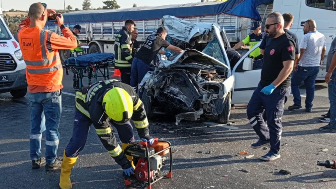 Tarsus'ta Tıra Arkadan Çarpan Hafif Ticari Araçta 2 Kişi Hayatını Kaybetti