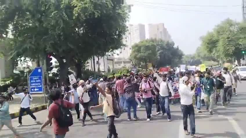 Yeni Delhi'de 'Hamam Böceği' Protestosu: Binlerce Kişi Gözaltına Alındı