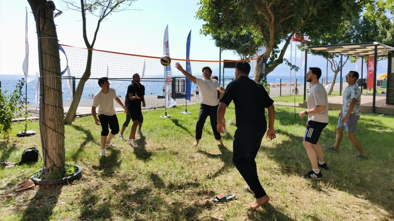 NEST Projesi kapsamında 14 ülkeden gençler Konyaaltı Sahili'nde buluştu