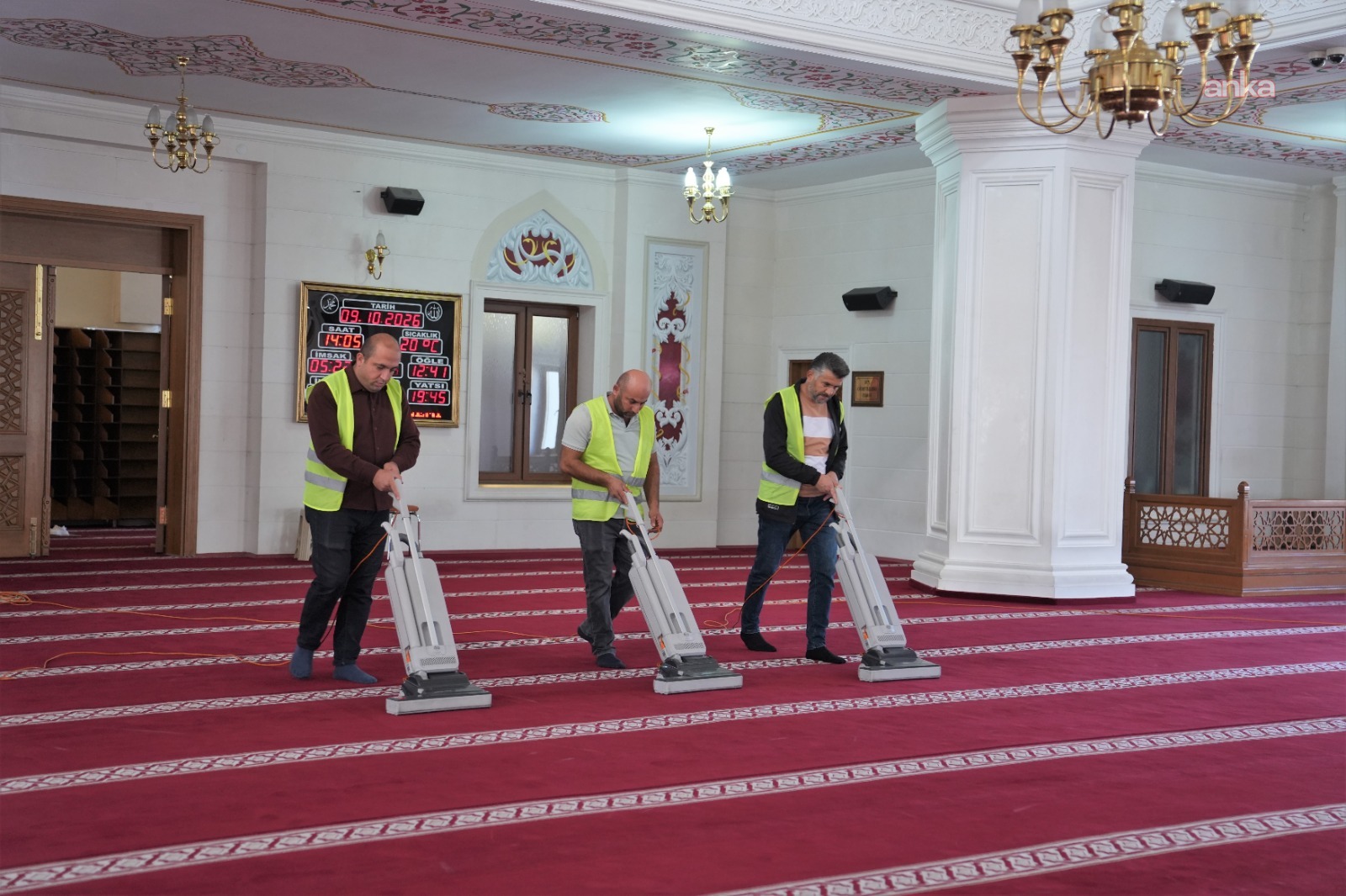 Keçiören Belediyesi Cami ve İbadethaneleri Düzenli Temizliğiyle Hijyenik Tutuyor