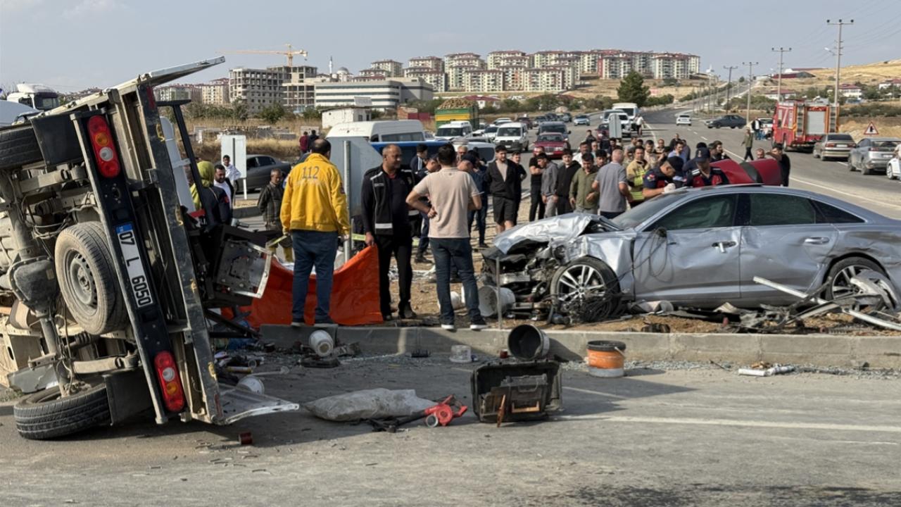 Afşin'de MHP Konvoyuna Trafik Kazası: 1 Ölü, 7 Yaralı