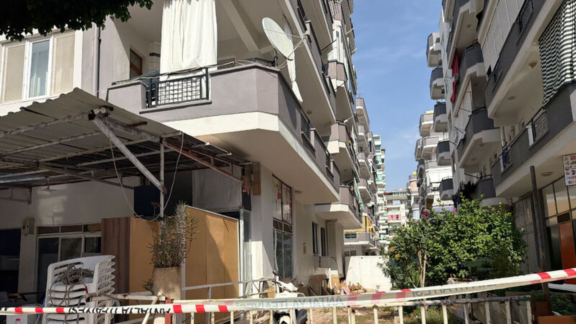 Alanya'da Kardeş Cinayeti: Kız Kardeşini Balkondan Attı, Ardından Kendini Vurdu