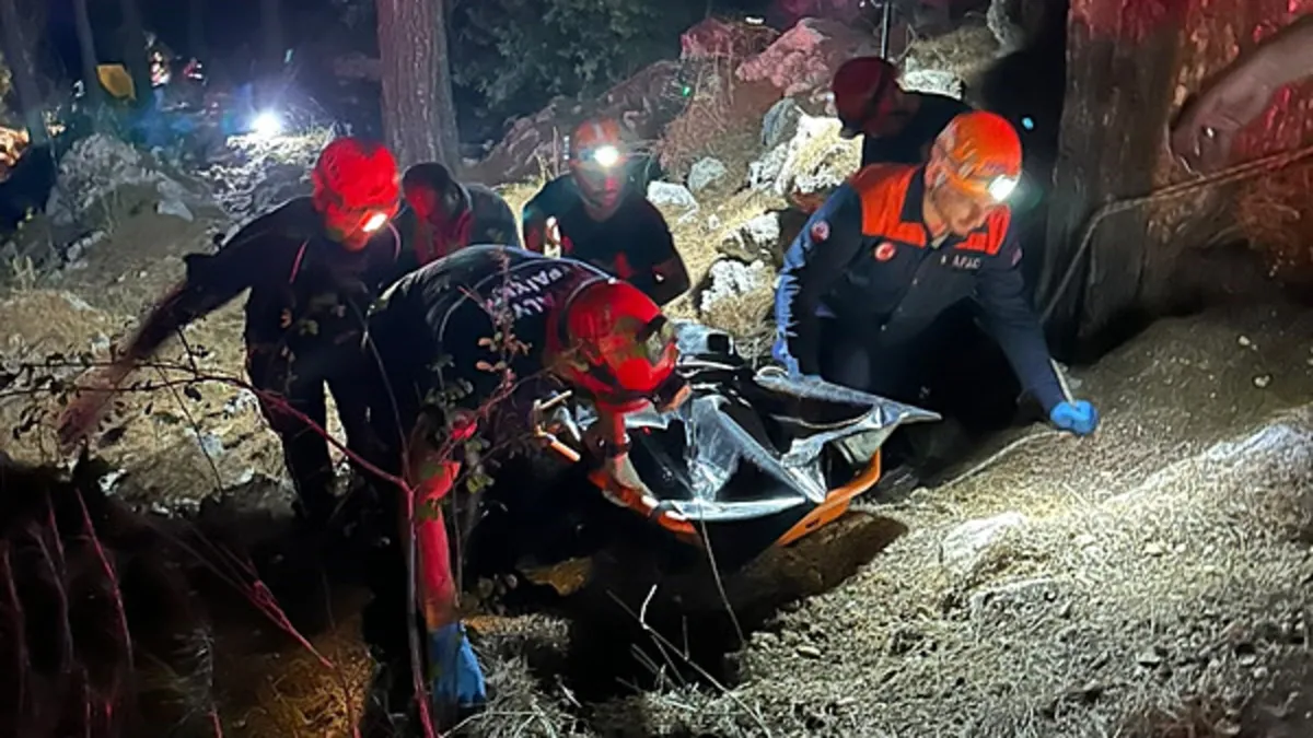 Antalya'da hafif ticari araç 50 metrelik uçuruma yuvarlandı: 2 kişi hayatını kaybetti, 4 kişi yaralandı