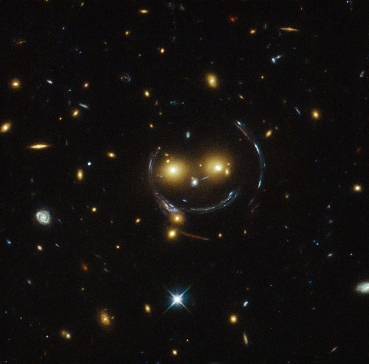NASA'nın Hubble Teleskobu Uzayda Gülümseyen Galaksi Kümesini Görüntüledi