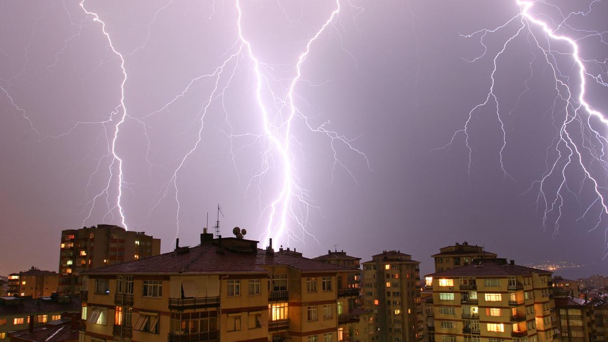 AKOM'dan İstanbul'a Hava Uyarısı: Salı Gecesinden İtibaren Sıcaklıklar 10 Derece Düşüyor