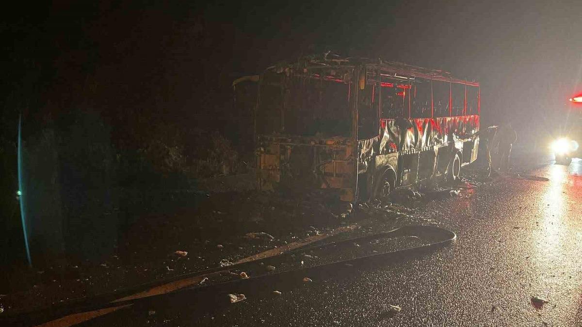 Bolu'da Midibüs Alev Alev Yandı: Geriye İskelet Kaldı
