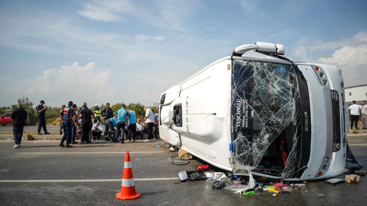 Antalya-Isparta Yolunda Midibüs Devrildi: 23 Yolcudan 17'si Yaralandı