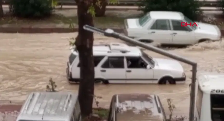 Silifke'de Sabah Saatlerinde Yaşanan Sağanak Caddeleri Göle Çevirdi