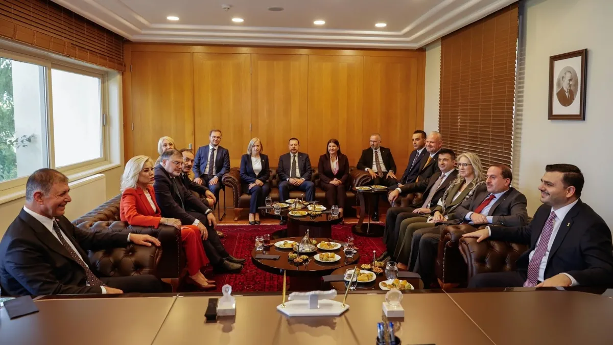 Cemil Tugay, AK Parti İzmir heyetini kabul etti: 'Belediye hizmetlerinde geriye gidiş olmayacak