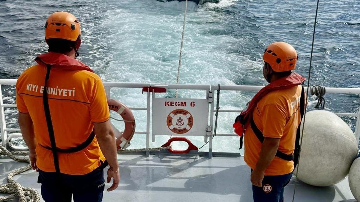 Çanakkale Boğazı'nda Sürüklenen Teknedeki 2 Kişi Kurtarıldı