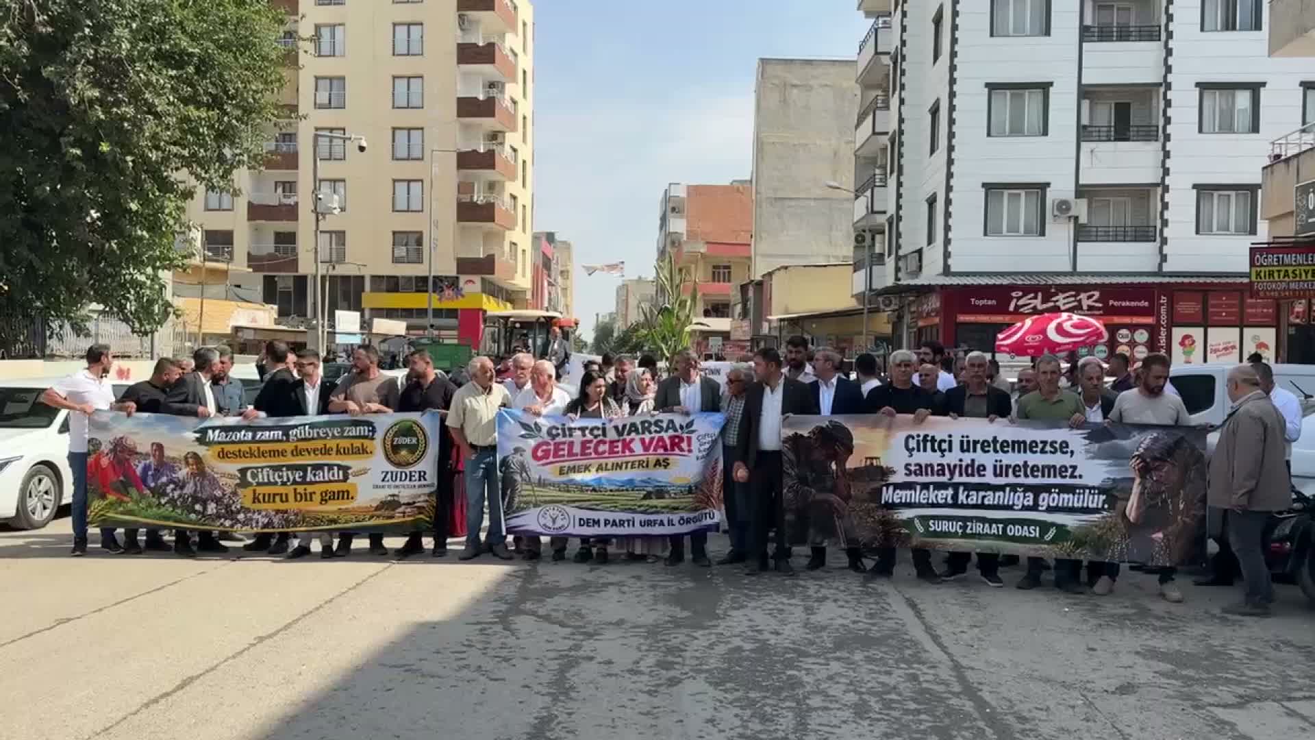 Suruç'ta çiftçiler traktörleriyle alanlara çıktı: 'Tarlamızı ekmesek zarar etmeyiz