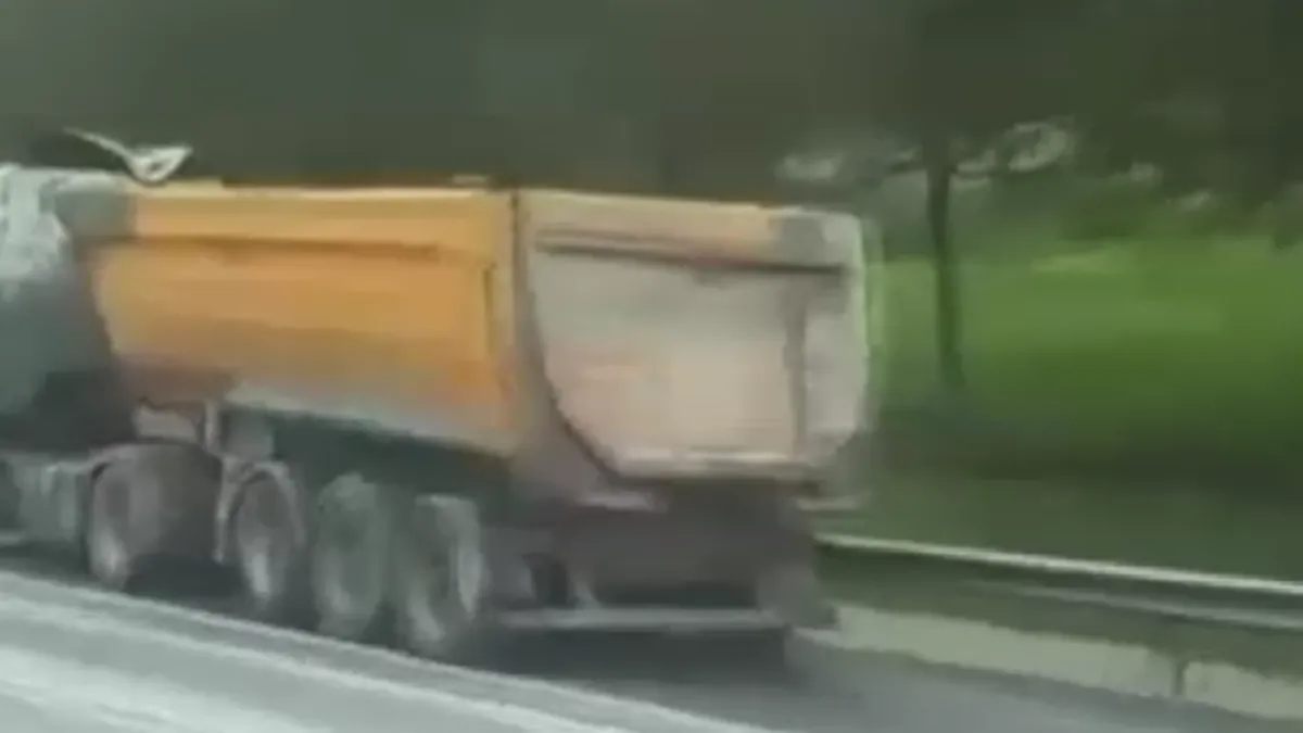 Başakşehir'de TEM Otoyolu'nda Hafriyat Döküldü: Edirne İstikametinde Trafik Durma Noktasına Geldi