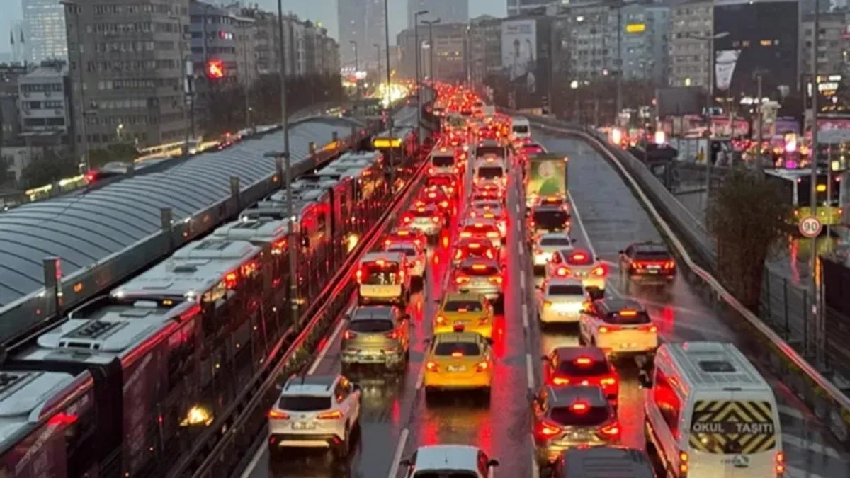 İstanbul'da akşam trafiği felç: Yoğunluk yüzde 89'a çıktı