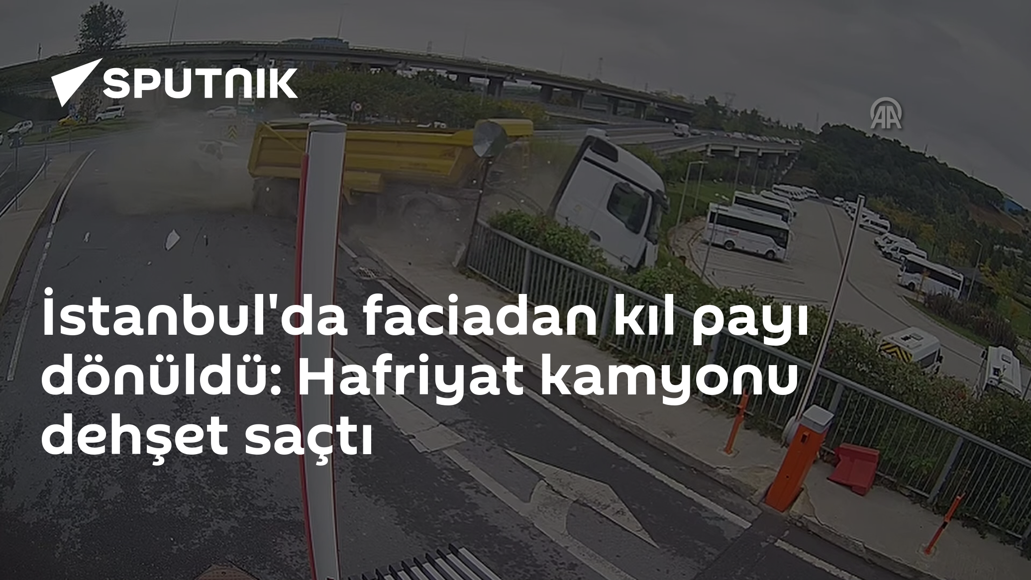 Eyüpsultan'da kontrolden çıkan hafriyat kamyonu İSKİ bahçesine daldı: 2 yaralı