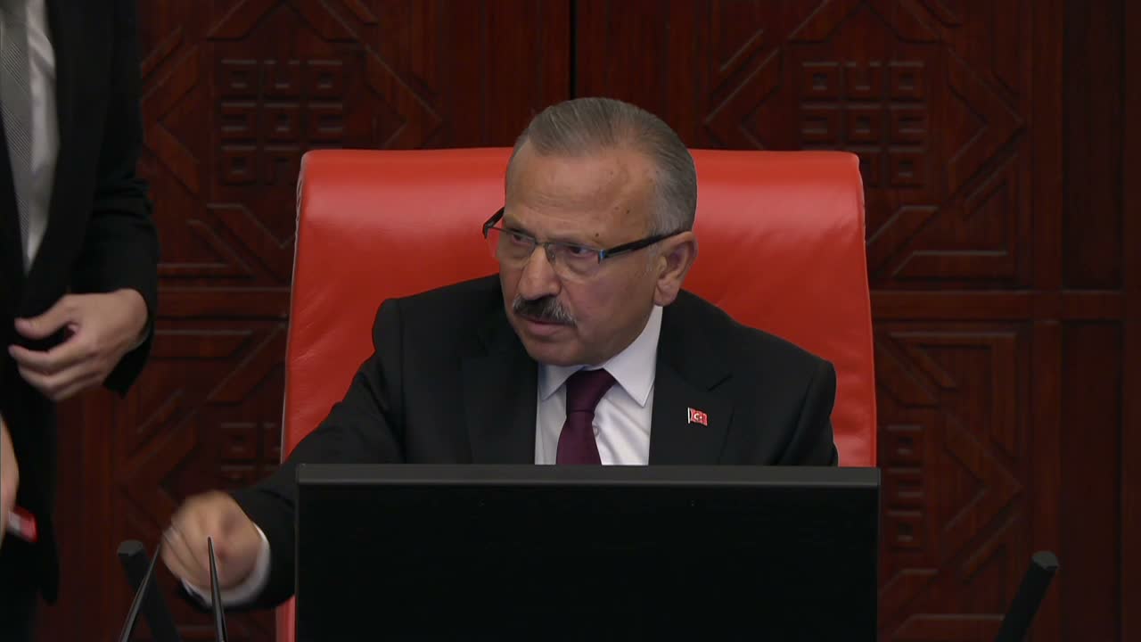 YENİ Parti'li Karabat'tan fon krizi eleştirisi: '25 günde açıklamadığınız hisseleri 25 dakikada açıklarız