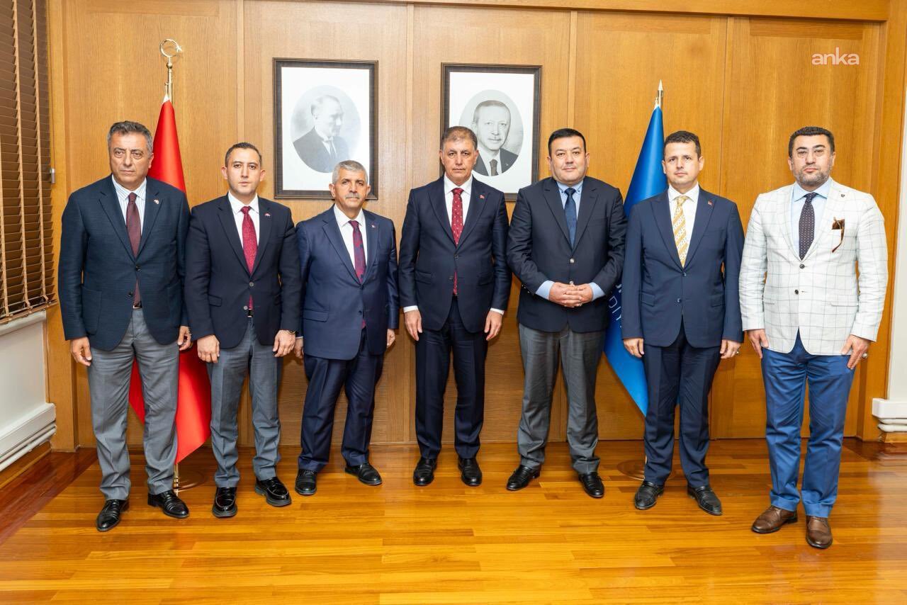 Cemil Tugay, MHP İzmir İl Başkanı Veysel Şahin'i belediyede ağırladı