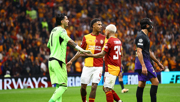 Galatasaray-Barcelona Maçında Lucas Torreira Sakatlığı Nedeniyle Oyundan Çıktı