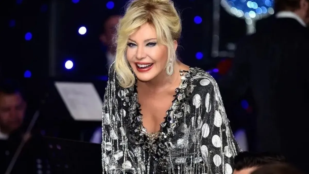 Emel Sayın sahneyi doğaya taşıdı: Ağaç altında mikrofonsuz şarkı
