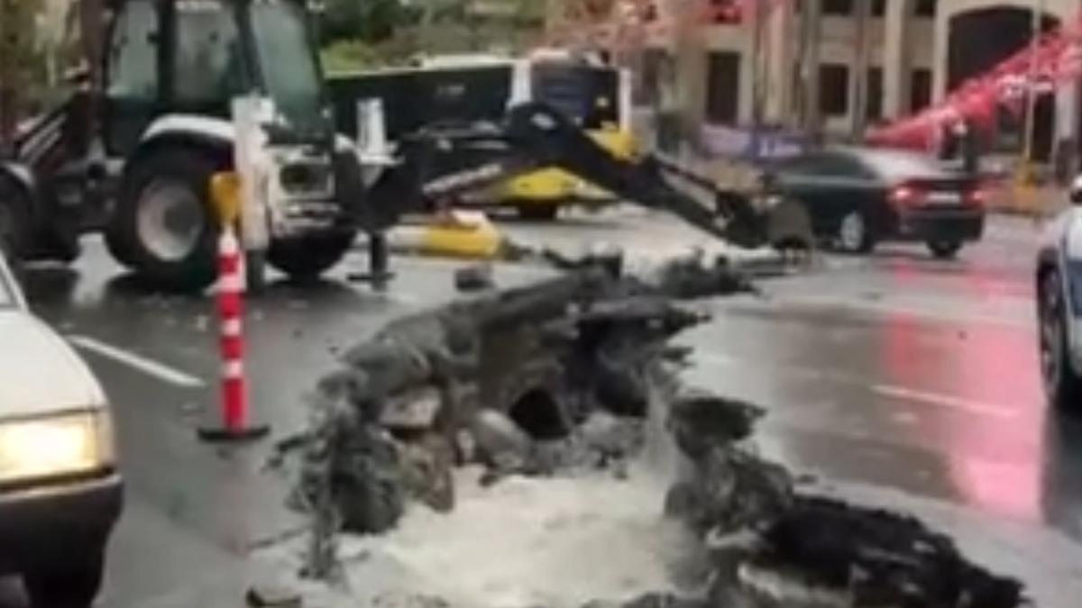 Eyüpsultan Bulvarı'nda yol çöktü: Sağanak İstanbul'u felç etti