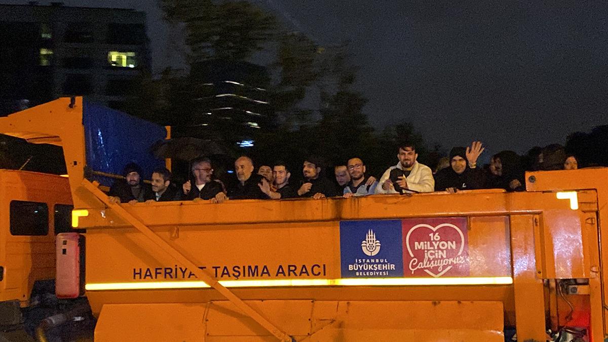 Sarıyer Ayazağa'da Sağanak: Gece Mesaisindeki 200 Çalışan Kamyonlarla Kurtarıldı