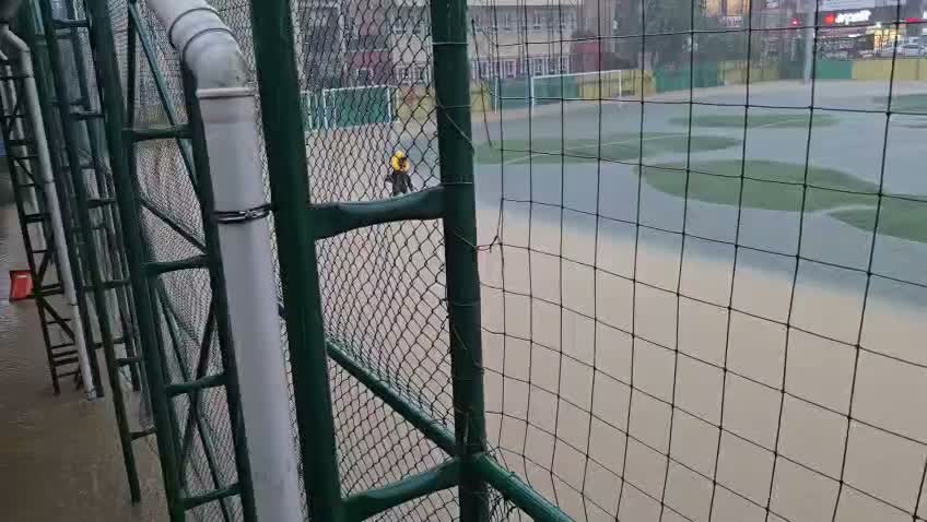 Ayazağa'da selin ortasında kalan çocukları spor hocası sırtında taşıyarak kurtardı