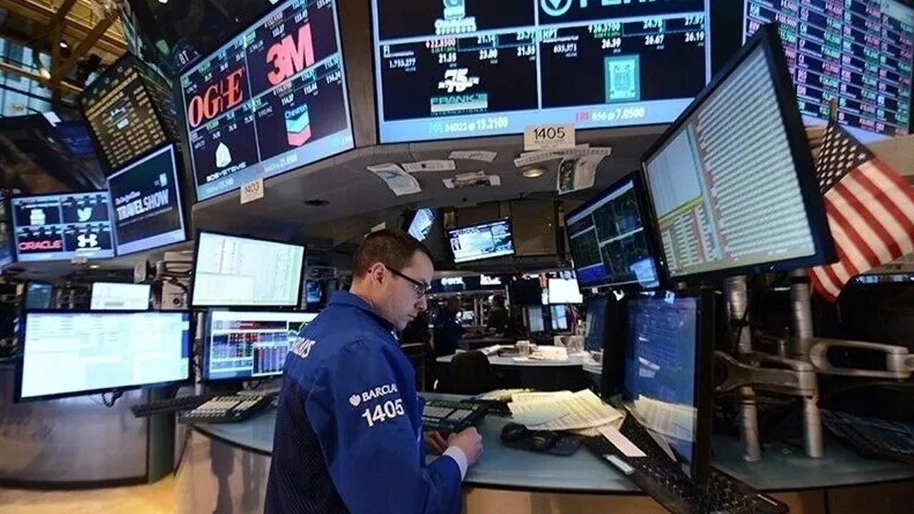 Wall Street Karışık Açıldı: Dow Yükselirken Nasdaq Sert Düştü