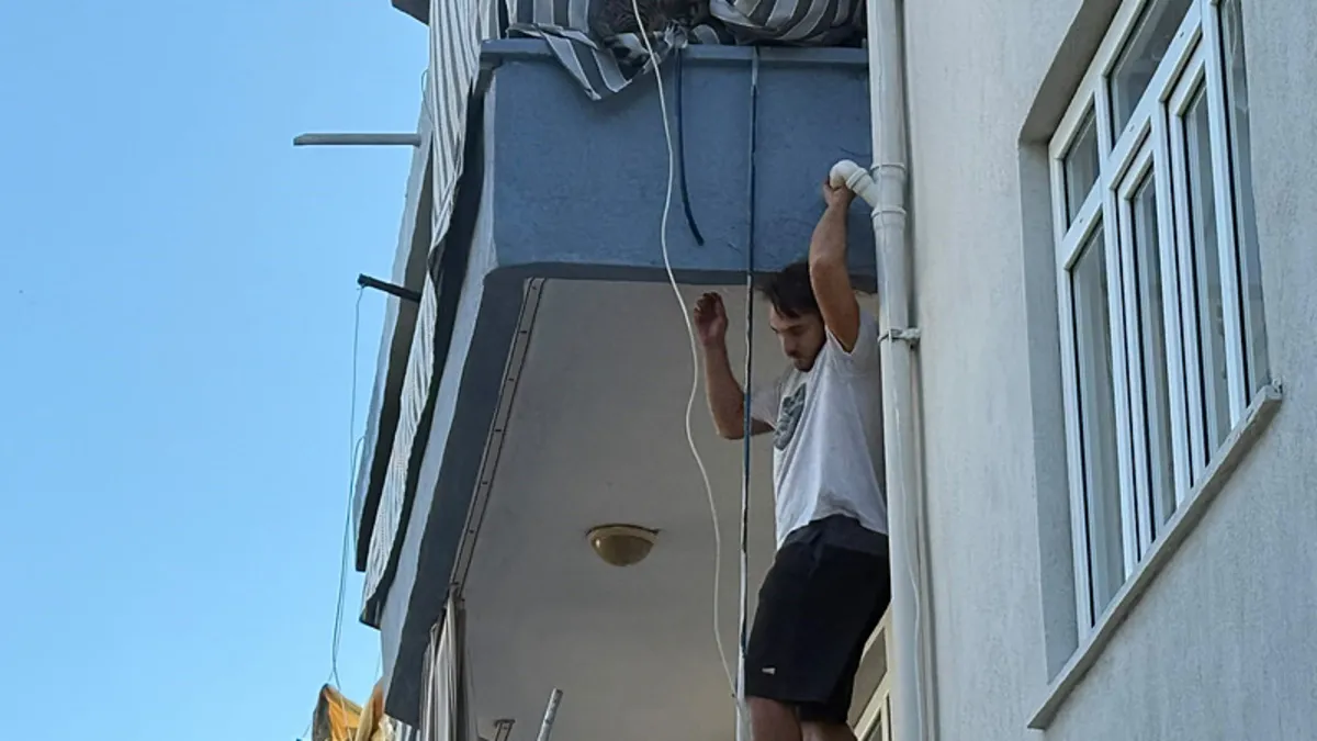 Antalya'da Ev Sahibi Dairesini Ateşe Verdi, Genç Kiracı Canını Tehlikeye Atarak Kediyi Kurtardı