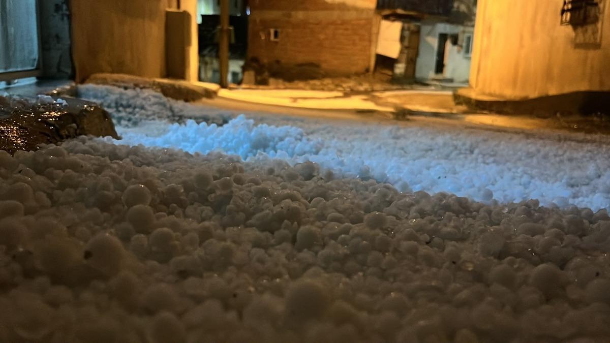 Bayburt'ta 10 Dakikalık Dolu Yağışı Yolları Kapattı, Sokaklar Beyaza Büründü
