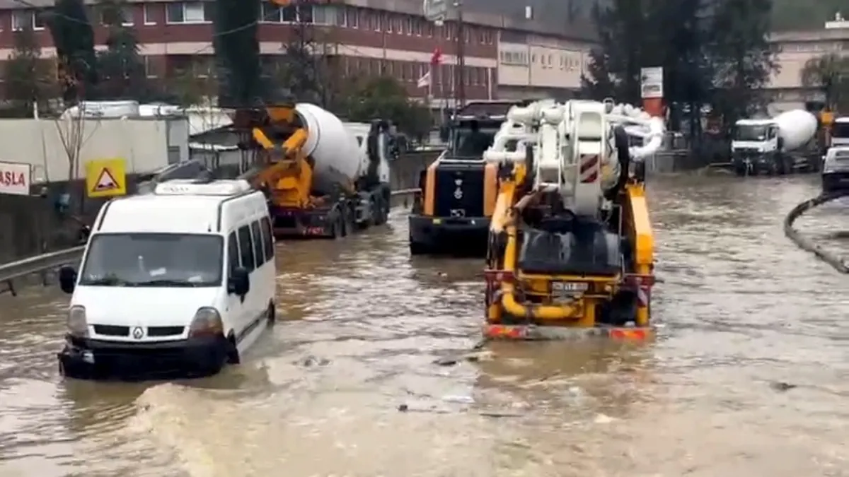 Gece bastıran sel suları mahalleyi göle çevirdi: '15-20 dakika içinde her şey oldu