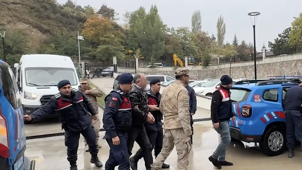 Tosya'da imam hatip odunla öldürüldü: Zanlı, babası ve eniştesi adliyeye sevk edildi