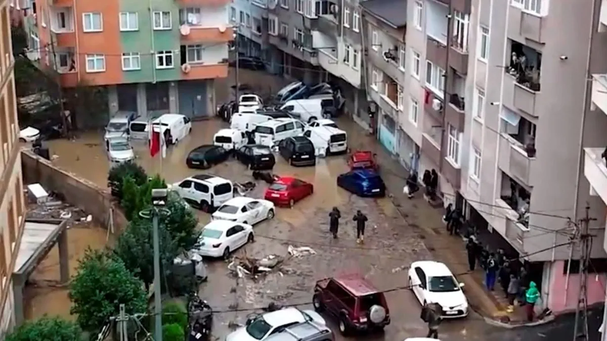 Ayazağa'da sel sonrası temizlik sürüyor: Mahalle normale dönmeye başladı