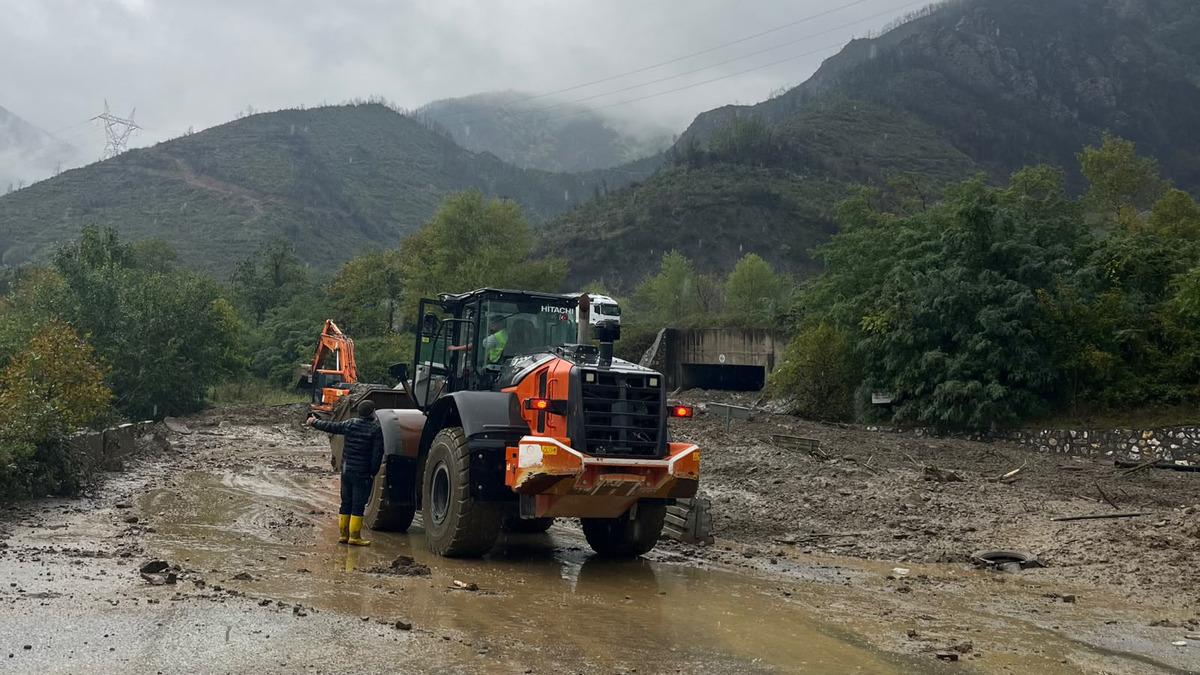 Sakarya'da Şiddetli Yağış Heyelana Yol Açtı: Karanlıkdere'de Ev Göçtü, D-650'de İki Mahalle Ulaşıma Kapandı