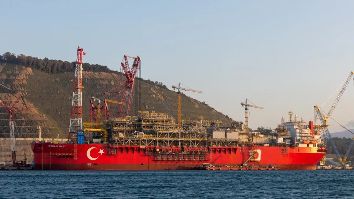 Türkiye'nin İlk Yüzer Üretim Platformu Osman Gazi, Karadeniz'deki 20 Yıllık Görevine Uğurlandı