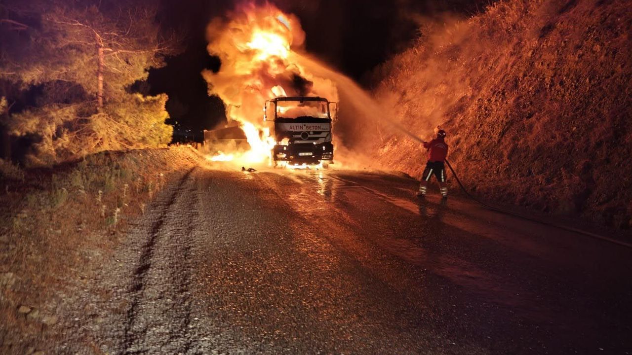 Havran'da Seyir Halindeki Kamyon Alev Aldı: Araç Kullanılamaz Hale Geldi