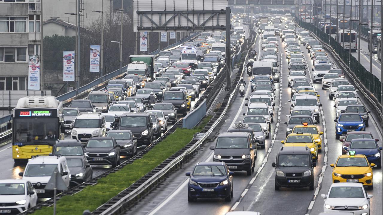 İstanbul'da Yarın Sabah Bazı Yollar Trafiğe Kapatılıyor: Kapatılacak ve Alternatif Güzergahlar