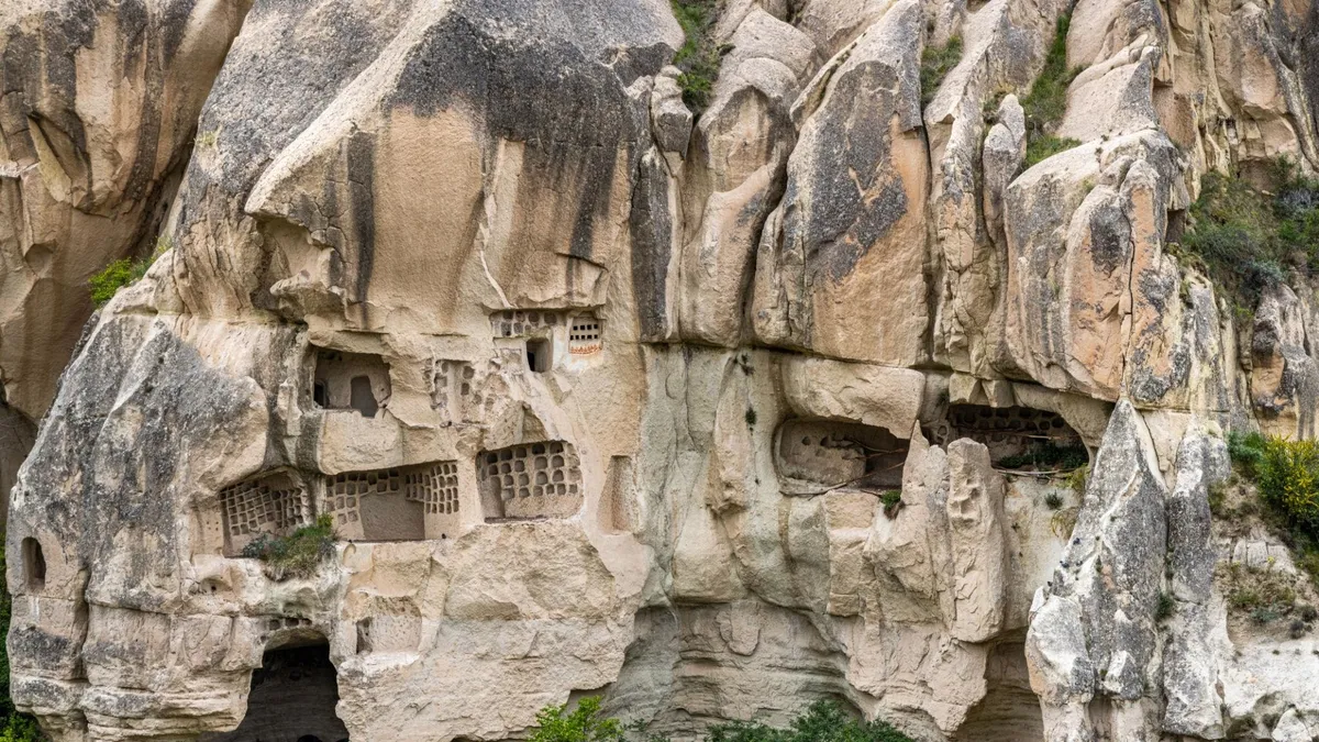 Kapadokya'da kayalara oyulan güvercinliklerin asıl amacı tarımsal üretimdi