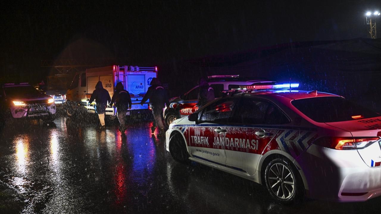 Pendik'te sel suları aracı sürükledi: 2 kişi aranıyor, 1 kişi hastaneye kaldırıldı