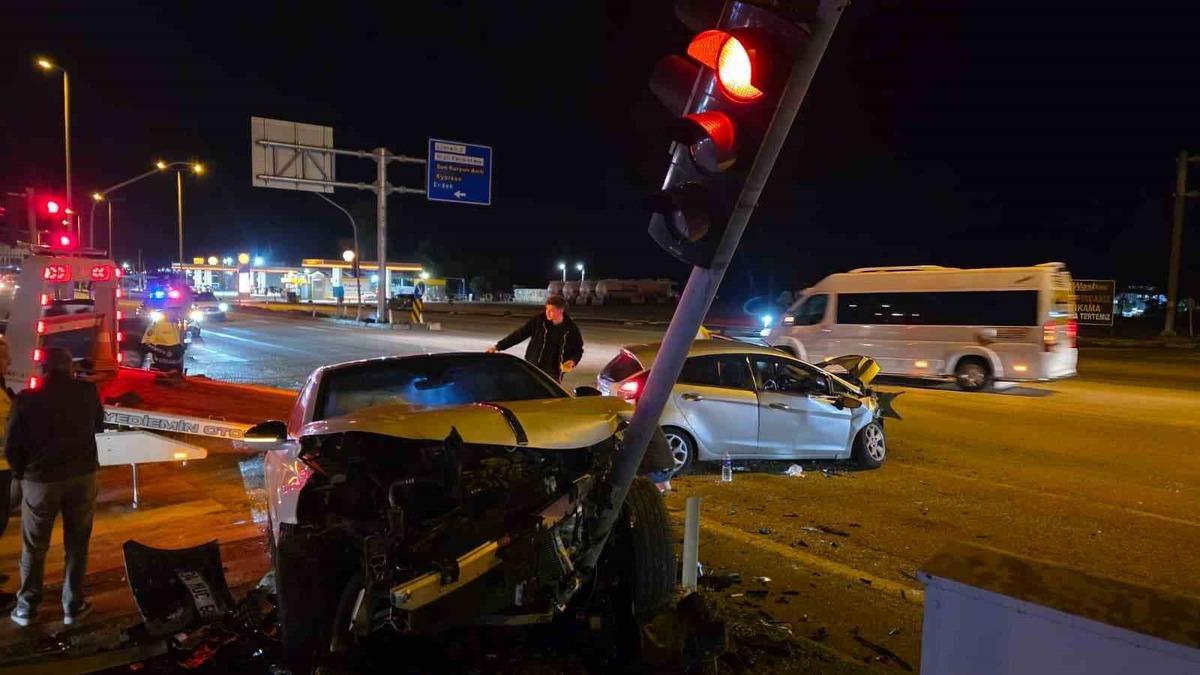 Bandırma'da Hastane Kavşağı'nda Trafik Kazası: 3 Kişi Yaralandı
