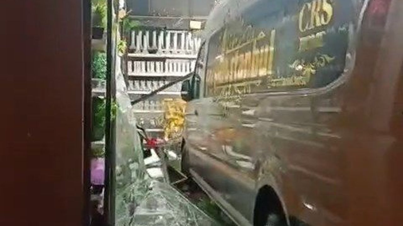 Kontrolden Çıkan Minibüs Züccaciye Mağazasına Daldı: İki Müşteri Son Anda Kurtuldu