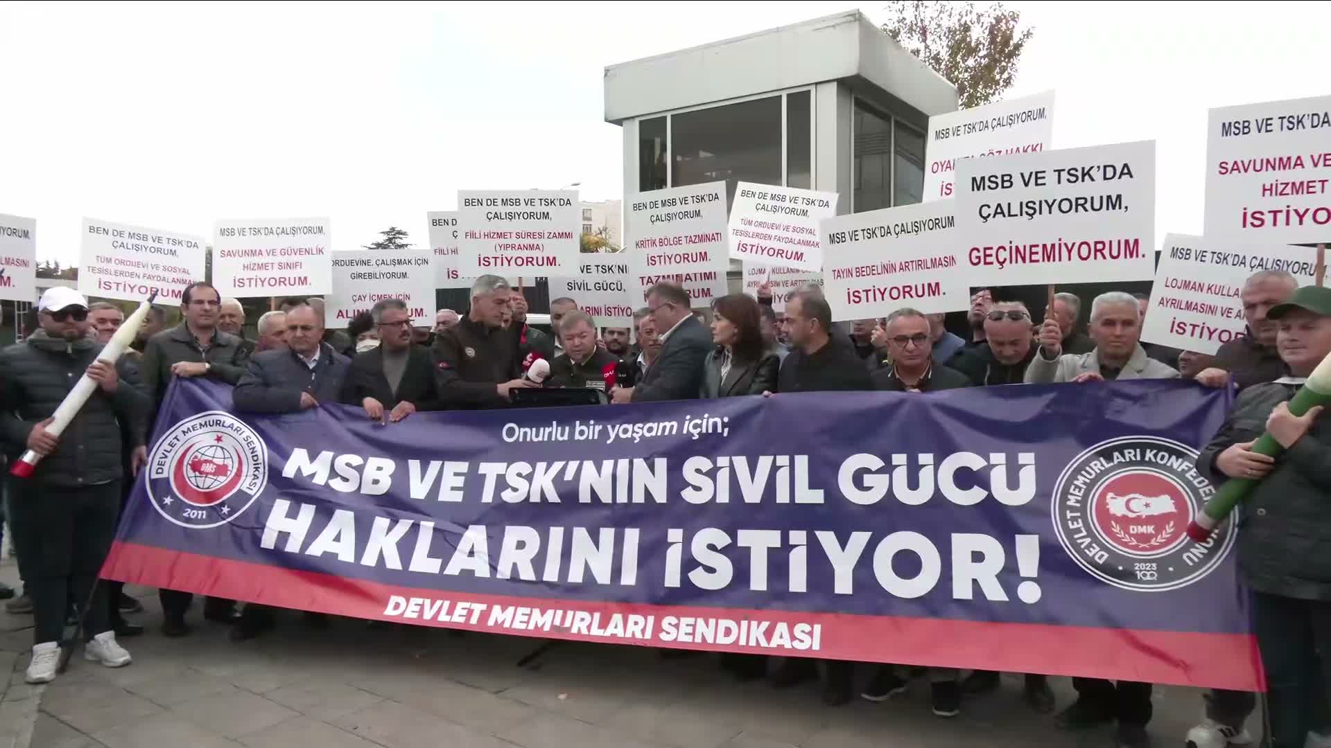 MSB ve TSK Sivil Memurları TÜİK Önünde Toplandı: 'Haklarımız İçin Somut Adım Atılsın