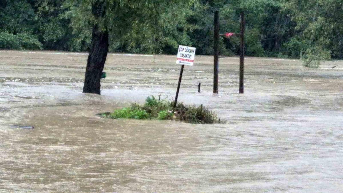 Bartın Irmağı Çağlayan Mevkiinde Taştı: Yol ve Kaldırımlar Su Altında Kaldı