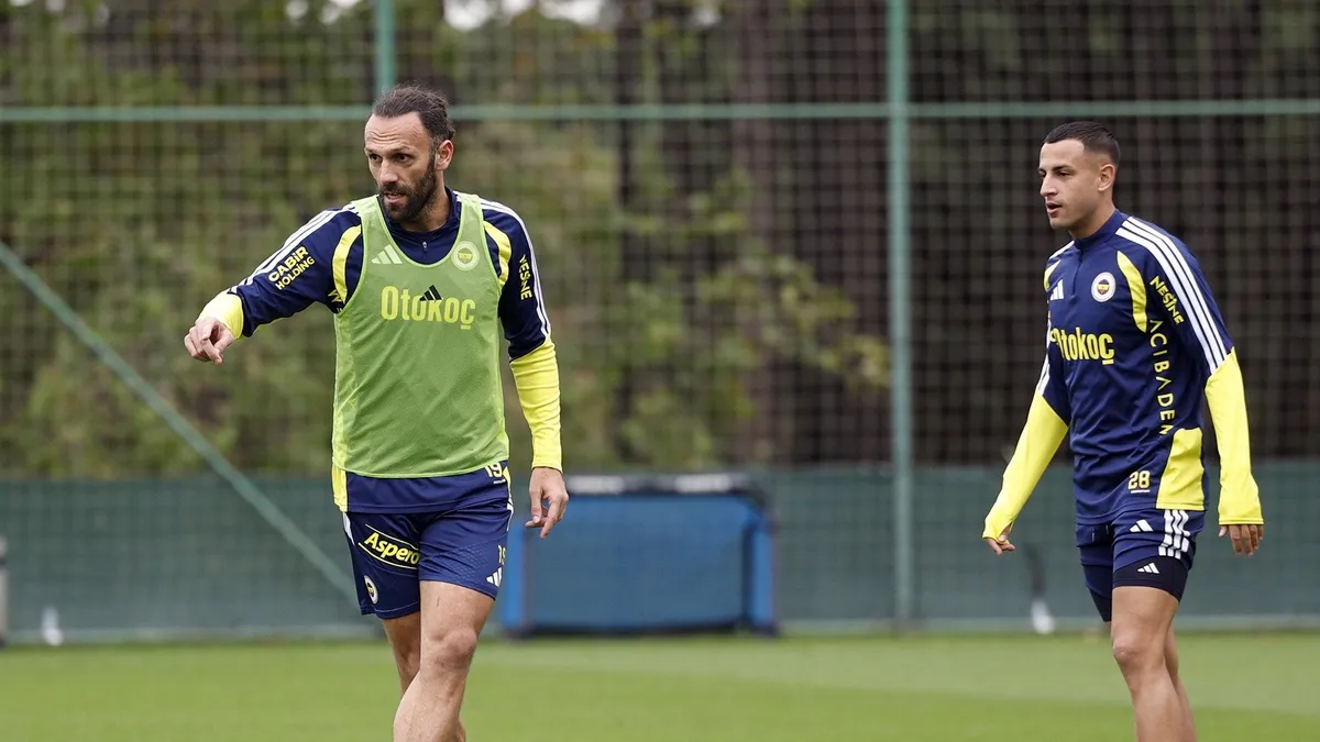 Fenerbahçe, Slavia Prag maçı için sahaya çıktı: Antrenman koşu ve çift kaleyle tamamlandı