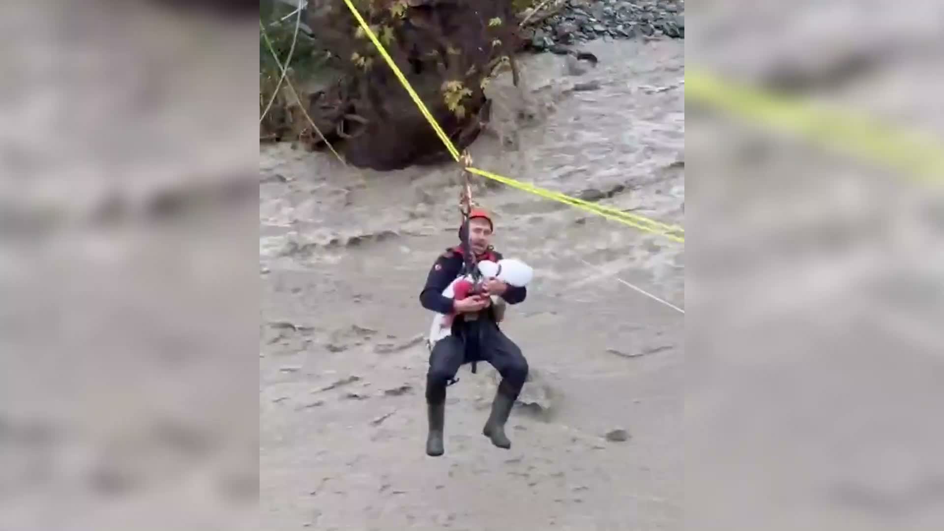 Sel sularından kurtarılan 8 aylık Zeynep bebek, AFAD personelinin kucağında uyudu