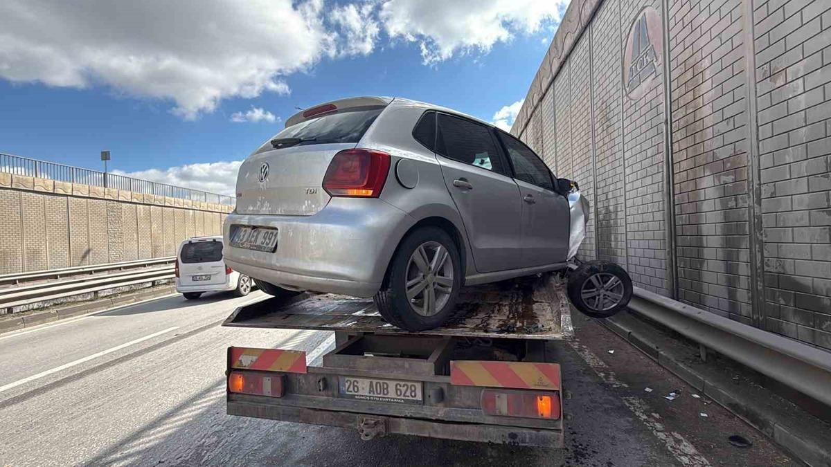 Eskişehir Çevreyolunda İki Otomobil Çarpıştı: 1'i Ağır 2 Kişi Yaralandı