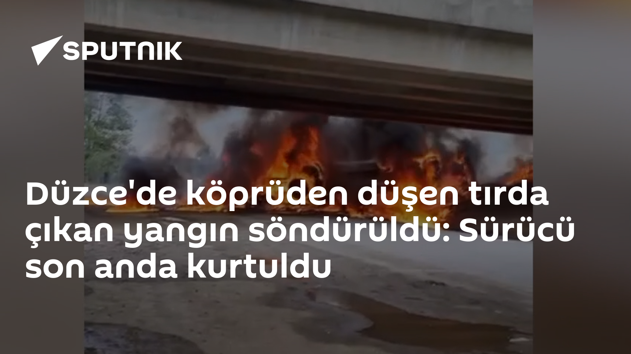 Düzce'de Tır Köprüden Düştü, Yangın Çıktı: Sürücü Atlamayı Başardı