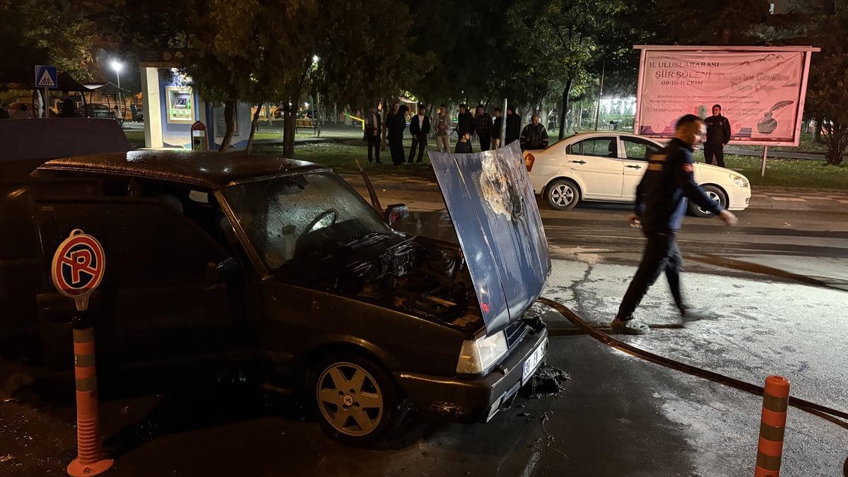 Kayseri'de Seyir Halindeki Otomobilin Motor Bölümü Alev Aldı