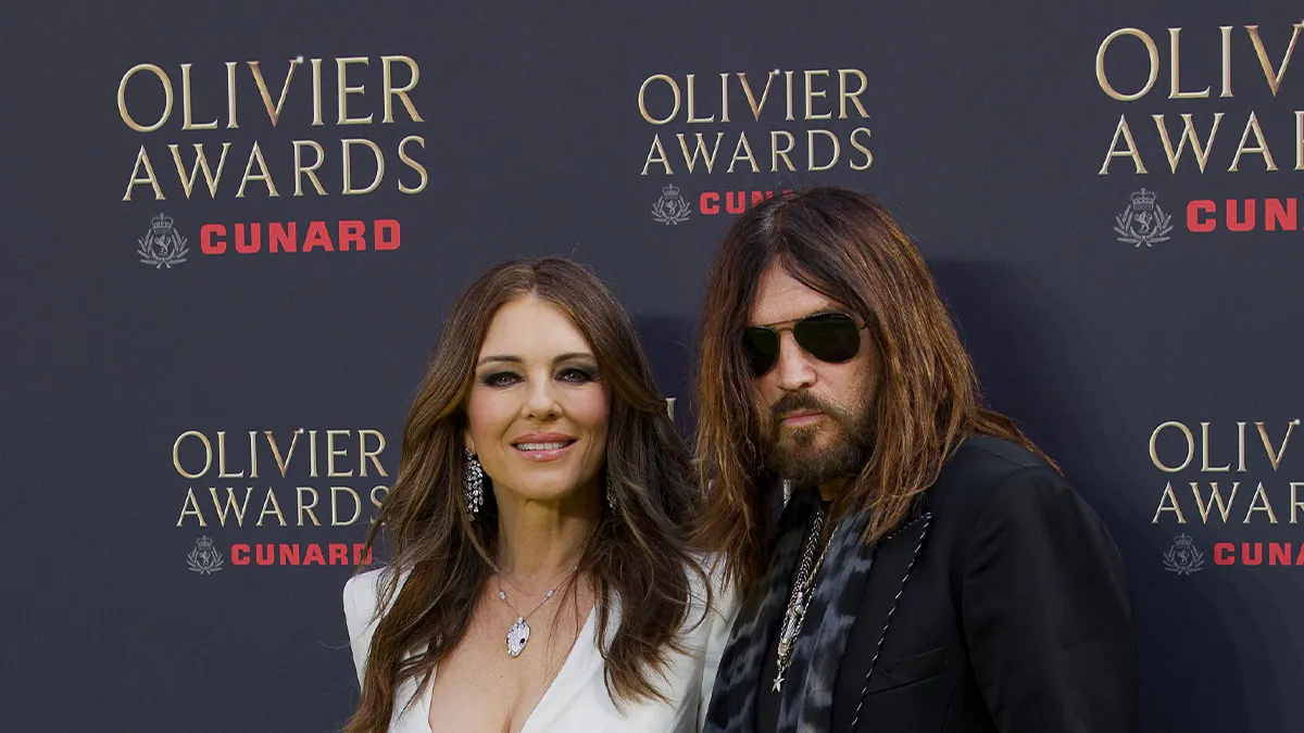 Liz Hurley ve Billy Ray Cyrus nişanlandı: 61 yaşındaki oyuncu pırlanta yüzüğüyle haberi duyurdu