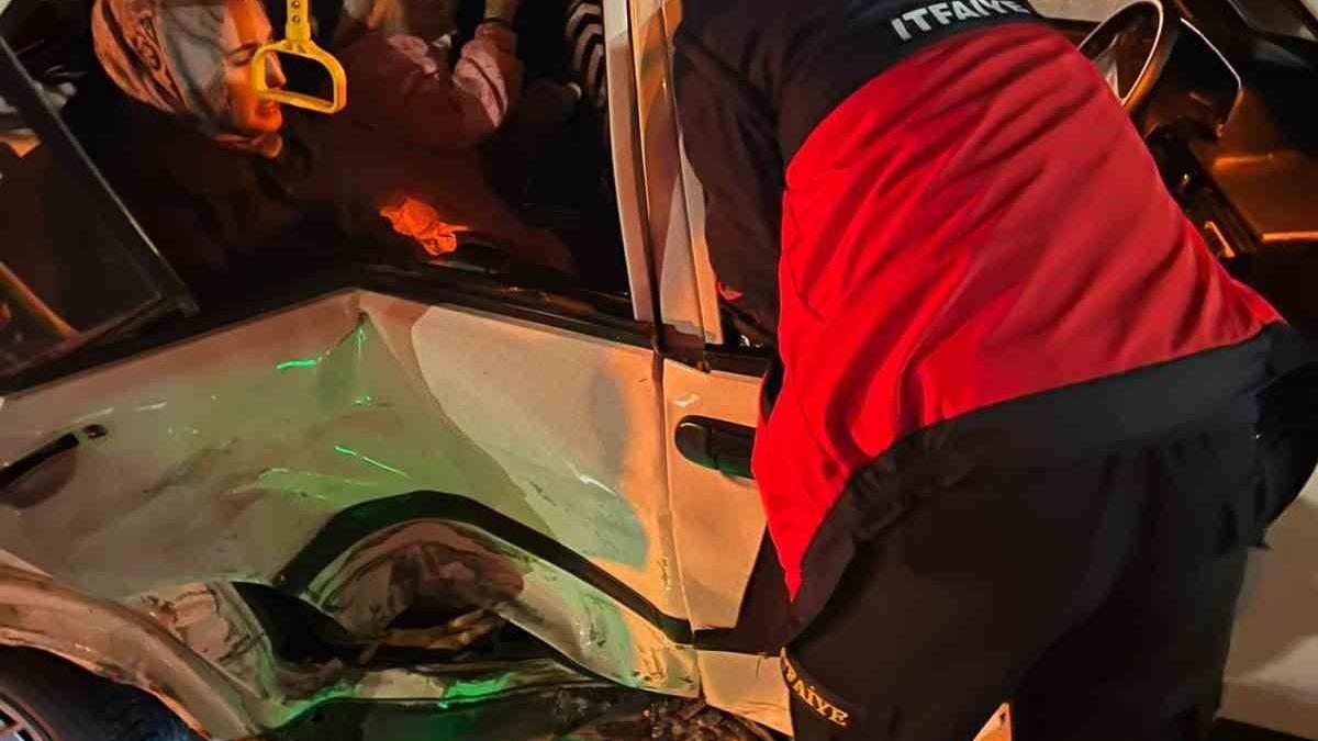 Van'da İki Otomobil Çarpıştı: 3 Kişi Yaralandı