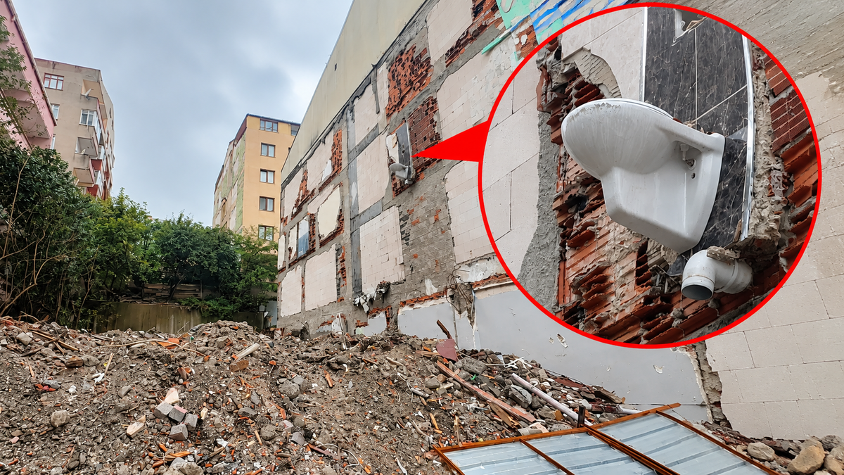 Bayrampaşa'da yıkılan binanın 3. katında klozet havada asılı kaldı
