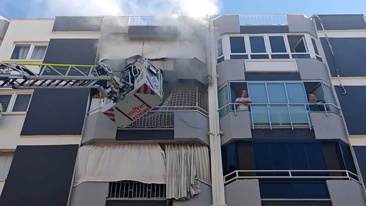 Antalya'da Apartman Yangını: Salon Kullanılamaz Hale Geldi